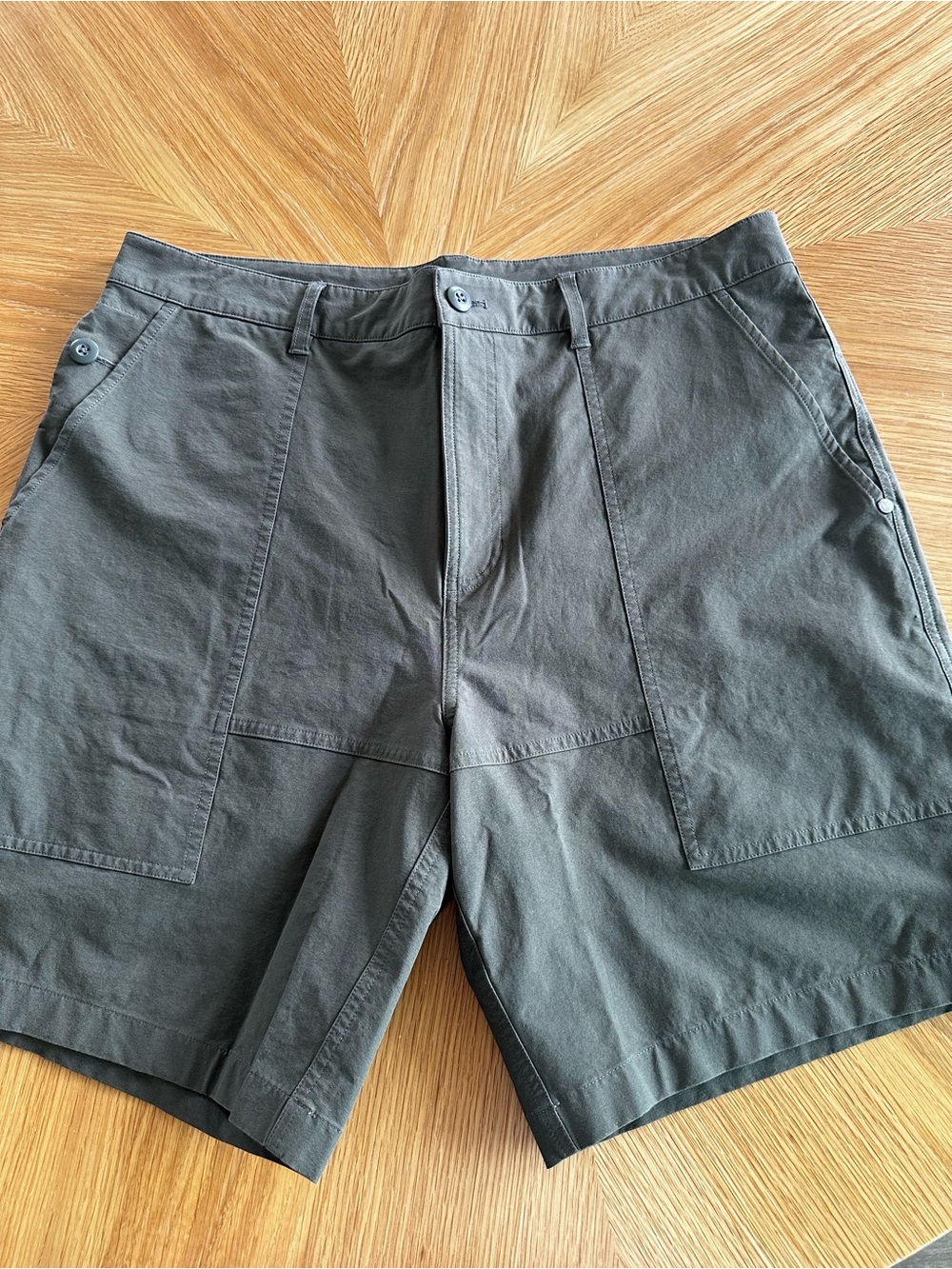 Vuori Olive Utility Flat-Front Shorts